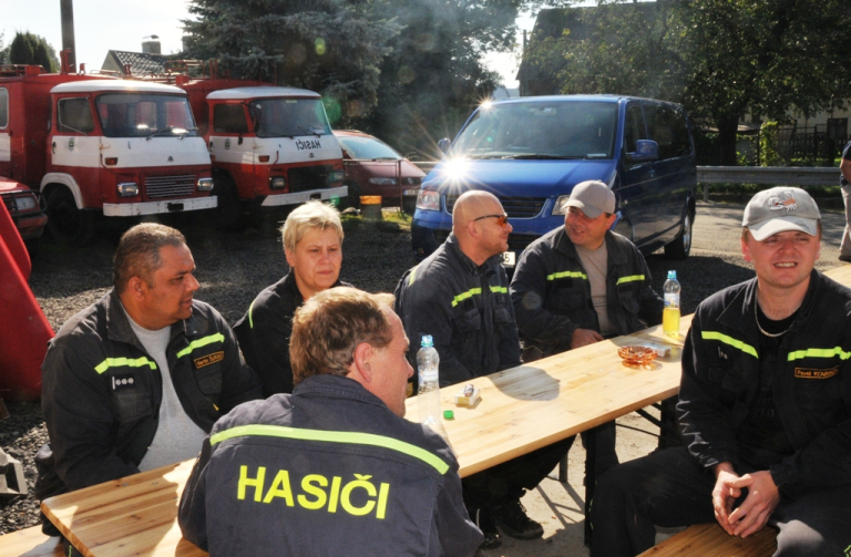 I hasiči ve Višňové se dočkají nového vozidla, když jejich původní vozy (vpozadí) zničila srpnová povodeň